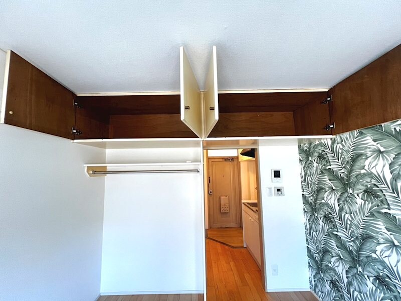 物件内観写真13　(洋室6帖　ハンガーパイプ＆上部吊戸棚　収納あり)