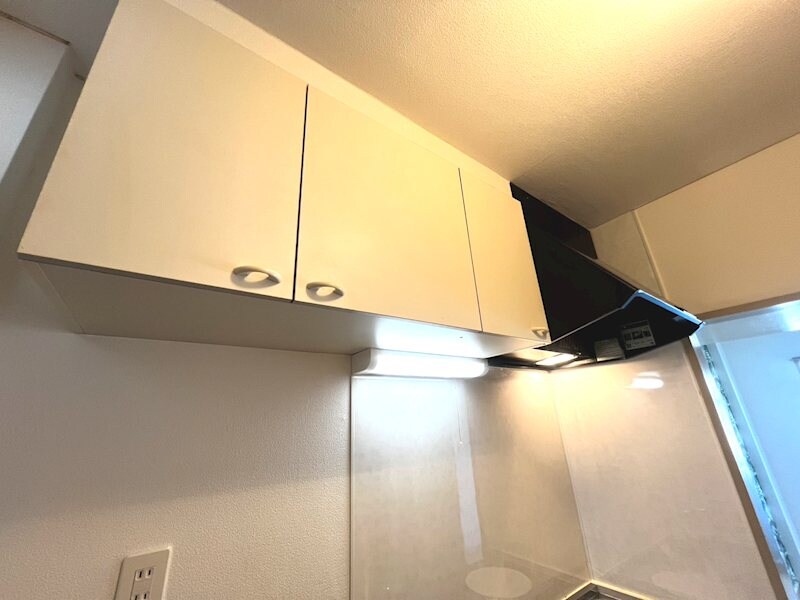 物件内観写真22　(キッチン　上部収納＆換気扇)