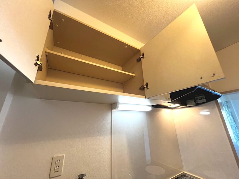 物件内観写真23　(キッチン　上部収納＆換気扇)
