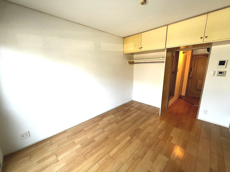 物件内観写真25　(洋室6帖　ハンガーパイプ＆上部吊戸棚　収納あり)