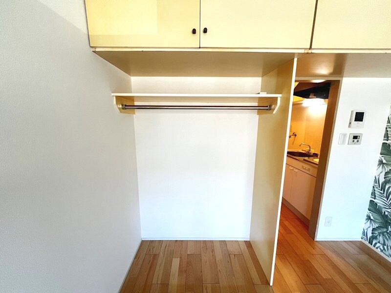 物件内観写真26　(洋室6帖　ハンガーパイプ＆上部吊戸棚　収納あり)