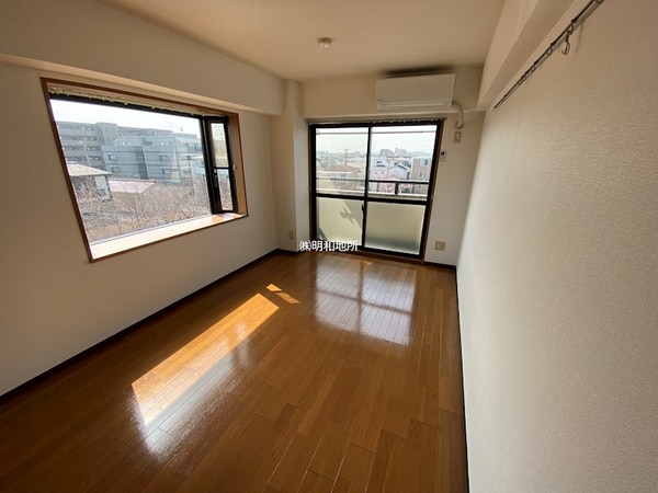 リビング(広々7.5帖、大きな出窓のある開放的なお部屋です)