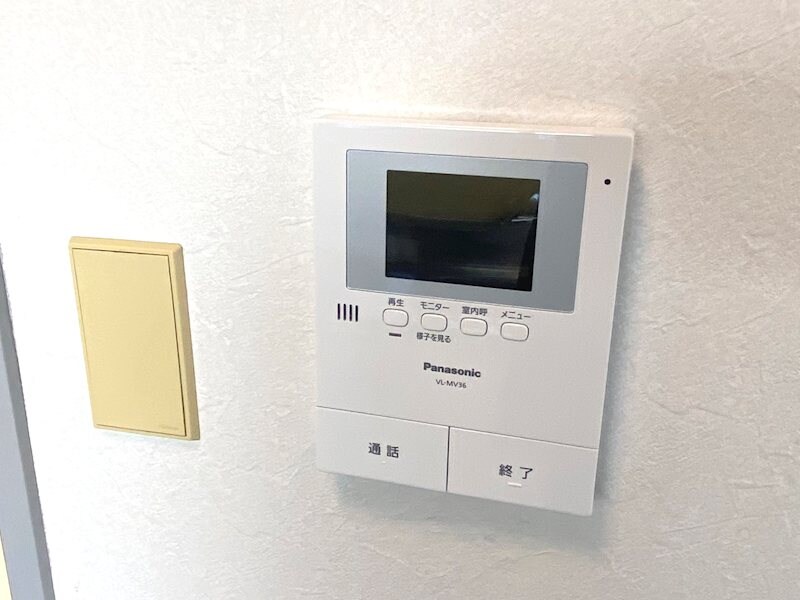 物件内観写真2　(来訪者の確認ができ安心のモニター付インターホン設置)
