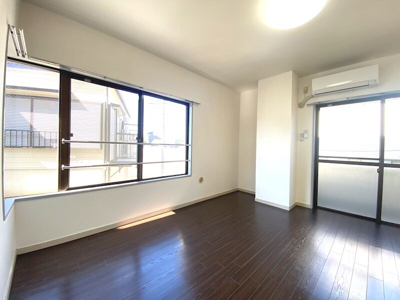 物件内観写真4　(角部屋、ゆとりのある8帖の洋室　窓が多く明るいお部屋です)