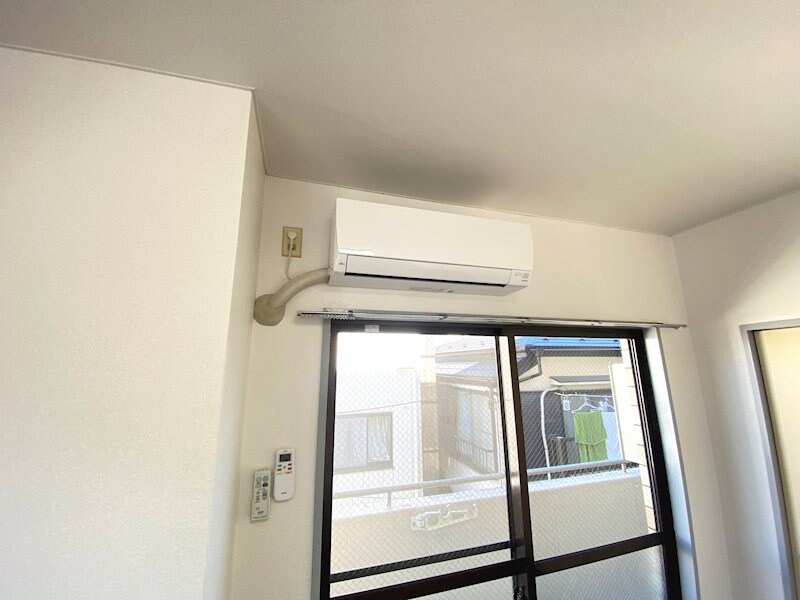 物件内観写真9　(洋室　エアコン設置)
