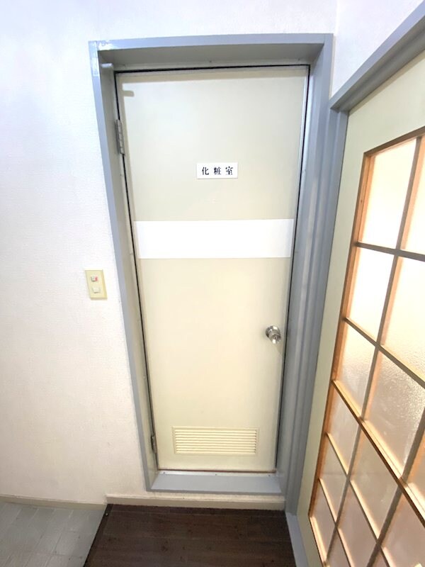 物件内観写真20　(玄関ホール～トイレ、洗面、浴室 扉)