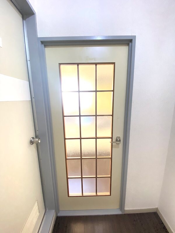 物件内観写真23　(玄関ホール～キッチンへの扉)