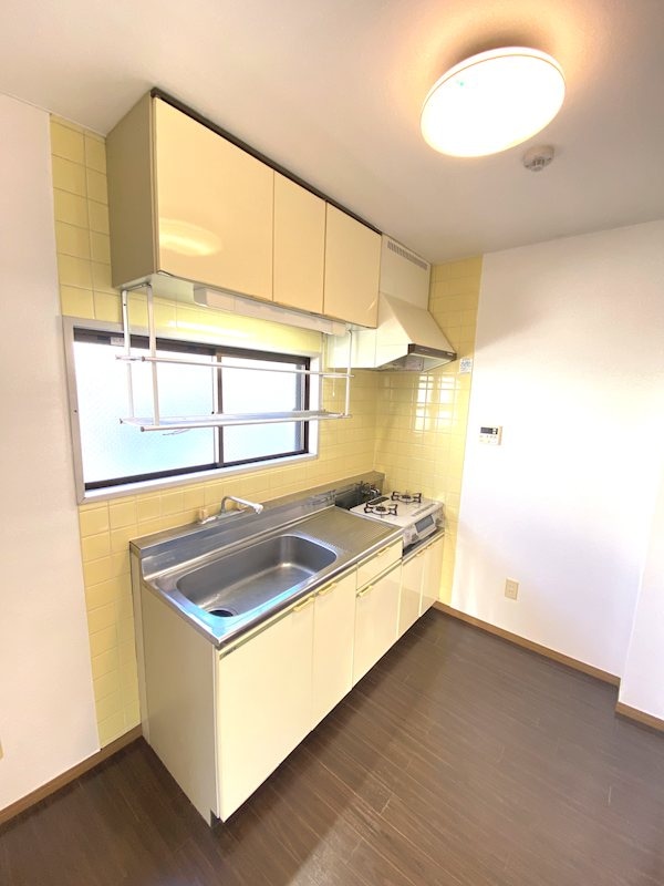 キッチン(窓があり明るいキッチン　2口ガスコンロ設置可　※写真のガスコ)