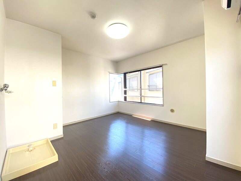 物件内観写真33　(角部屋、ゆとりのある8帖の洋室　窓が多く明る)