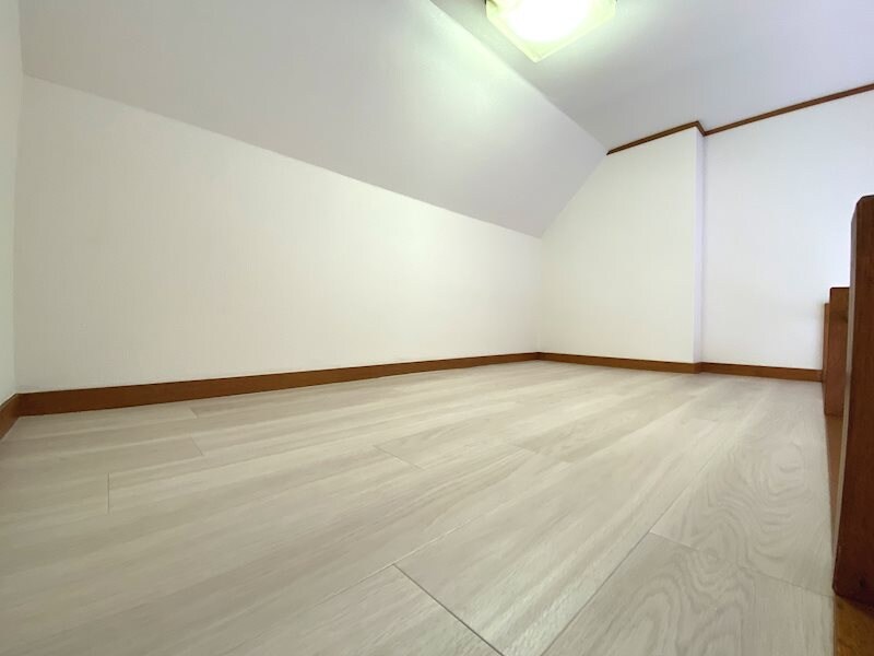 物件内観写真3　(収納スペース他、多様な使い方ができる便利なロフト付)