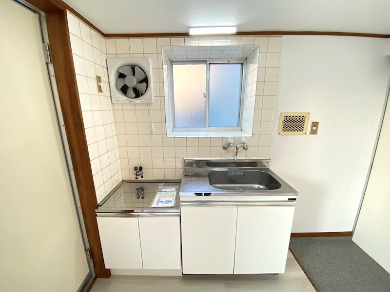 物件内観写真4　(キッチン　2口ガスコン設置可、窓があり換気良好です)