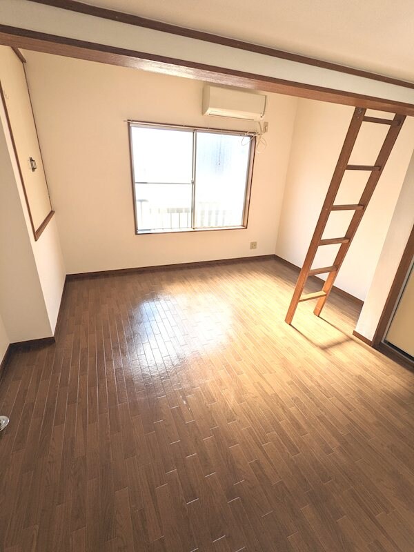 物件内観写真5　(洋室6帖　便利なロフト付)