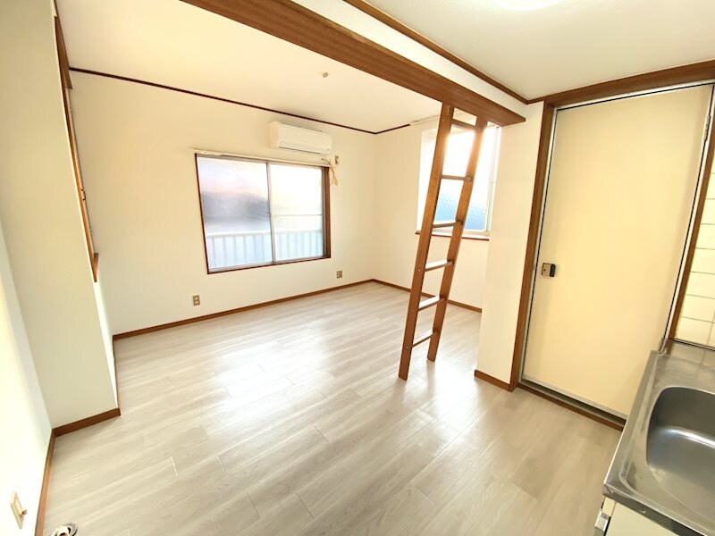 物件内観写真5　(洋室　便利なロフト付！3方に窓があり風通しの良いお部屋です)