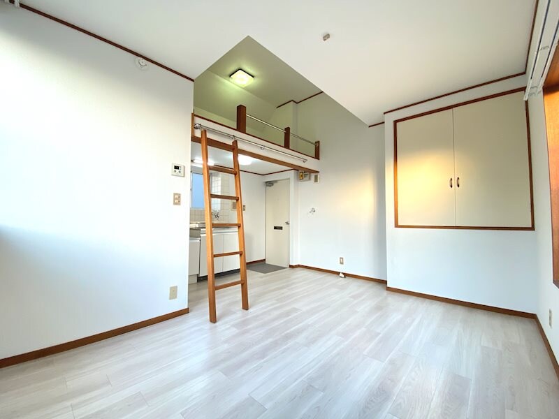 物件内観写真7　(洋室　収納スペース他、多様な使い方ができる便利なロフト付)