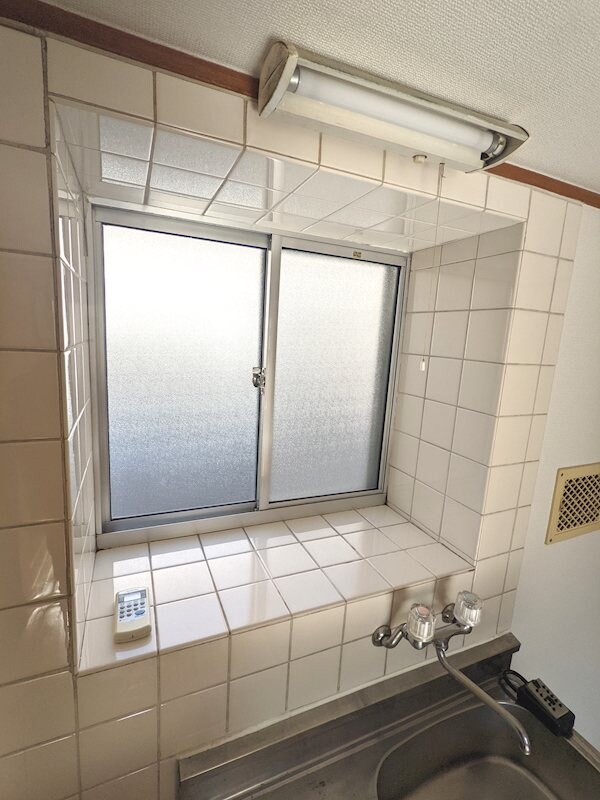物件内観写真17　(キッチン　窓があり換気良好です)