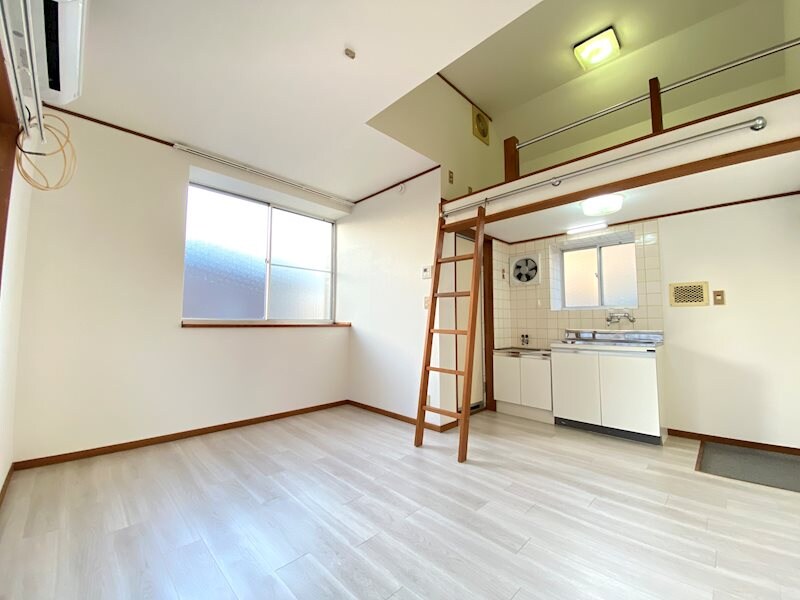 物件内観写真17　(洋室　便利なロフト付！3方に窓があり風通しの良いお部屋です)