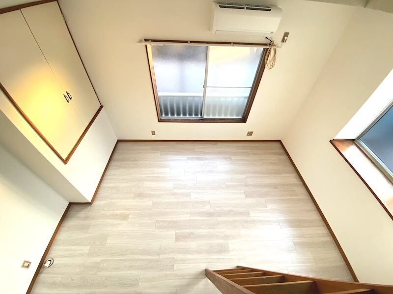 物件内観写真18　(ロフトから見下ろした洋室)