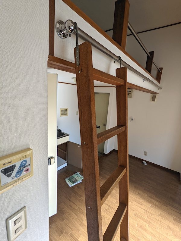 物件内観写真23　(ロフトに上がる階段)