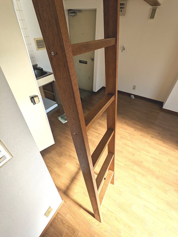 物件内観写真24　(ロフトに上がる階段)