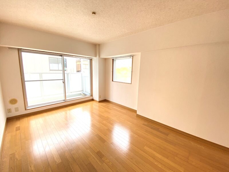 物件内観写真5　(洋室8帖　角部屋、2面採光の明るいお部屋です)