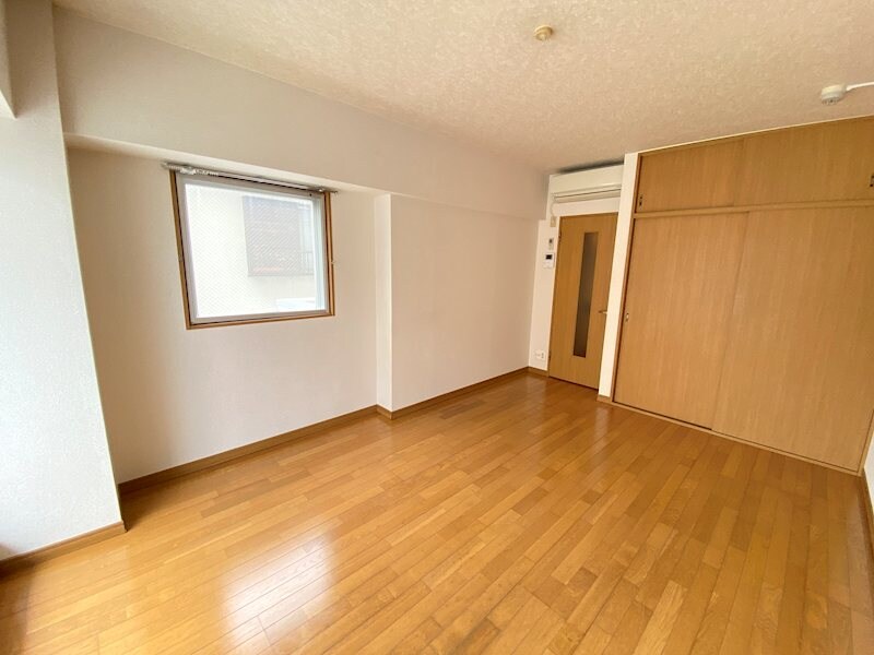 物件内観写真7　(洋室8帖　角部屋、サイドに窓があります)