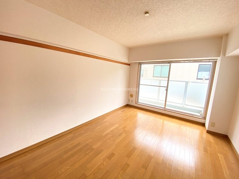 物件内観写真25　(洋室8帖　角部屋、2面採光の明るいお部屋です)