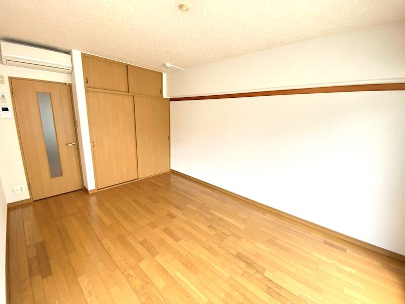 物件内観写真26　(洋室8帖　角部屋、2面採光の明るいお部屋です)
