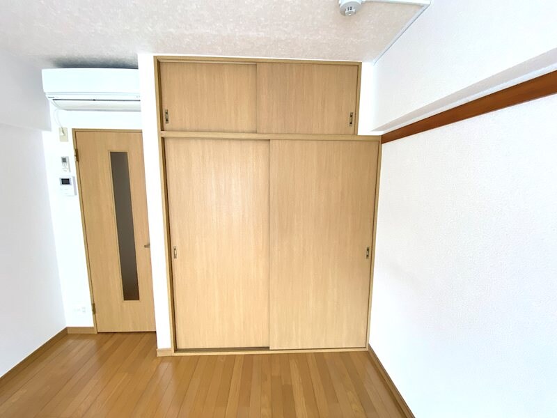 物件内観写真27　(洋室8帖　クローゼット)