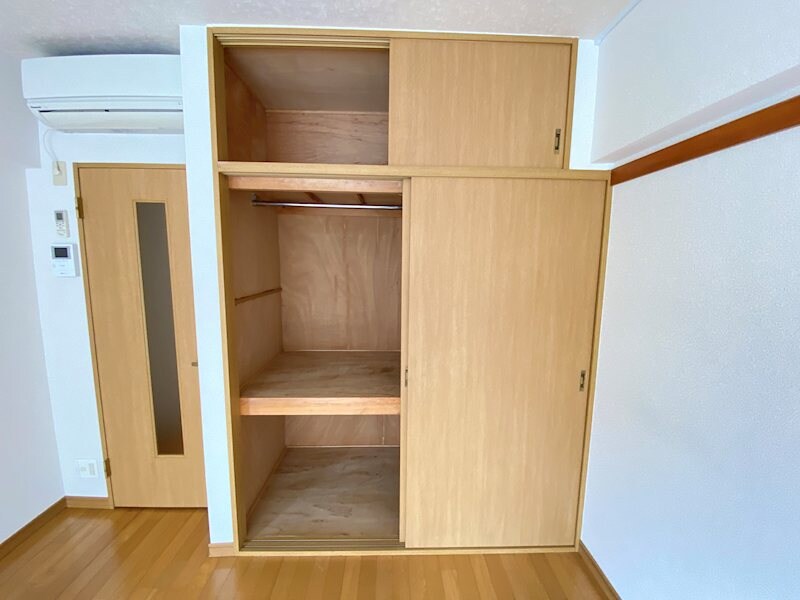 物件内観写真28　(洋室8帖　クローゼット)