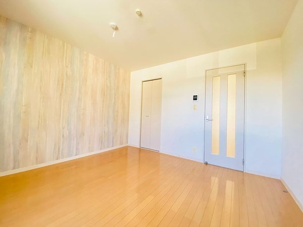 ベッドルーム(広々洋室8帖、一面がアクセントクロスのおしゃれなお部屋です)