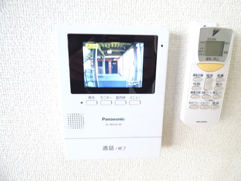 物件内観写真3　(来訪者の確認ができ安心のモニター付インターホン設置)