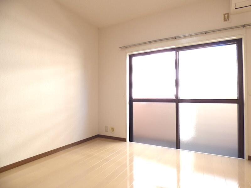 物件内観写真5　(洋室6.7帖　※エアコンは要確認)