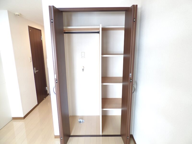 物件内観写真11　(左：洗濯機置き場、右：収納)