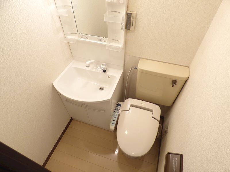 物件内観写真21　(洗面化粧台＆トイレ)