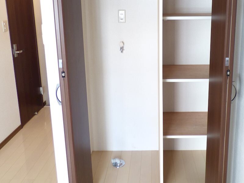 物件内観写真26　(左：洗濯機置き場、右：収納)