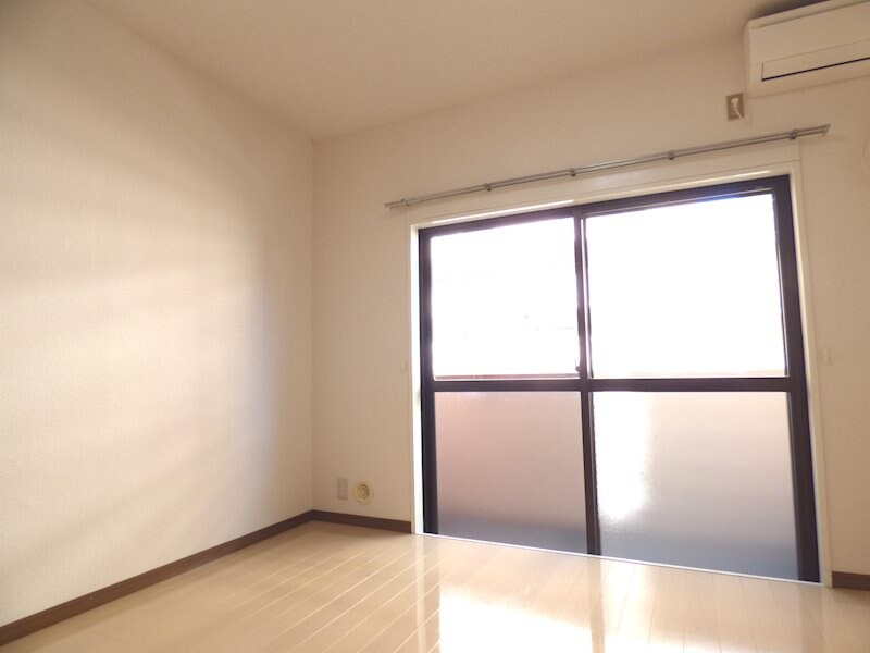 物件内観写真27　(洋室6.7帖　※エアコンは要確認)