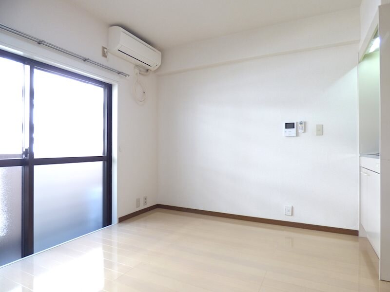 物件内観写真28　(洋室6.7帖　※エアコンは要確認)