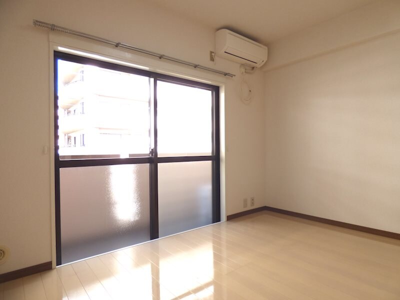 物件内観写真30　(洋室6.7帖　※エアコンは要確認)