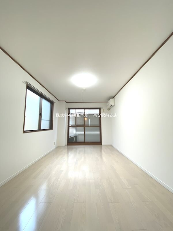 物件内観写真5　(洋室7.7帖　クロス張替え予定/　2021年 床フローリング)