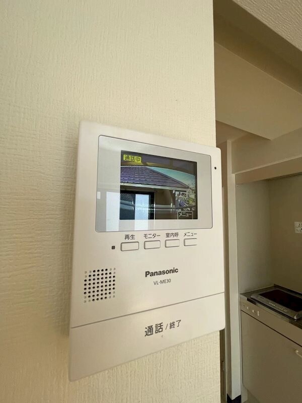 物件内観写真4　(来訪者の確認ができ安心のモニター付インターホン設置)