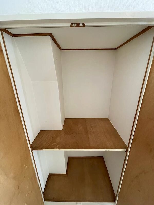 物件内観写真13　(玄関　物入)