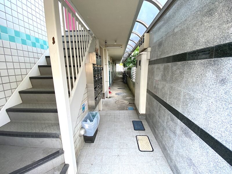 物件内観写真27　(1F共用廊下、階段)