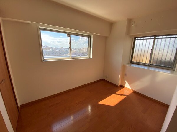 ベッドルーム(洋室5帖　角部屋、2面採光のお部屋です)