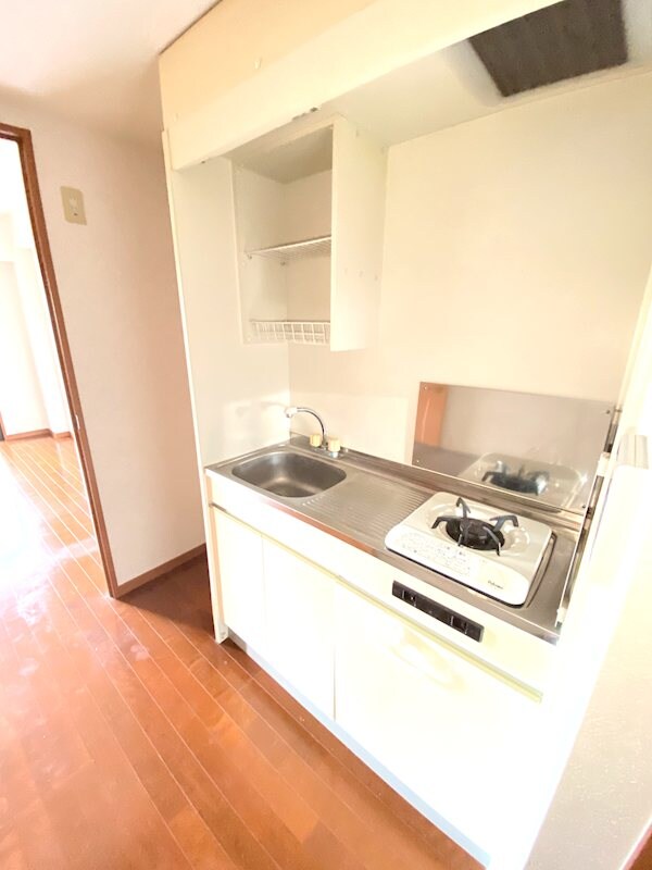 物件内観写真3　(キッチン　1口IHクッキングヒーター付　※他部屋の参考写真で)
