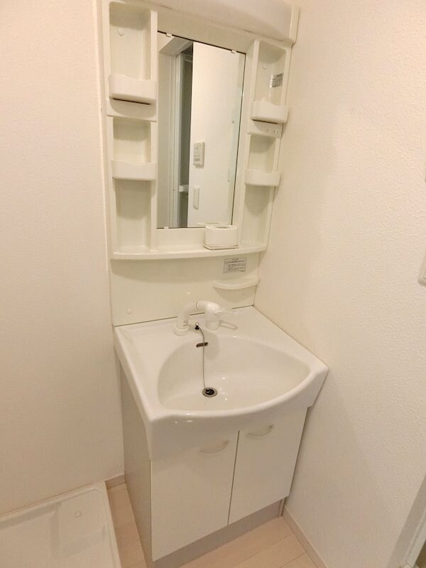 物件内観写真13　(シャワー付洗面台　※他部屋の参考写真です)