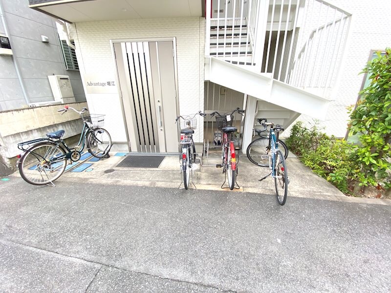 物件内観写真18　(エントランス＆駐輪場)