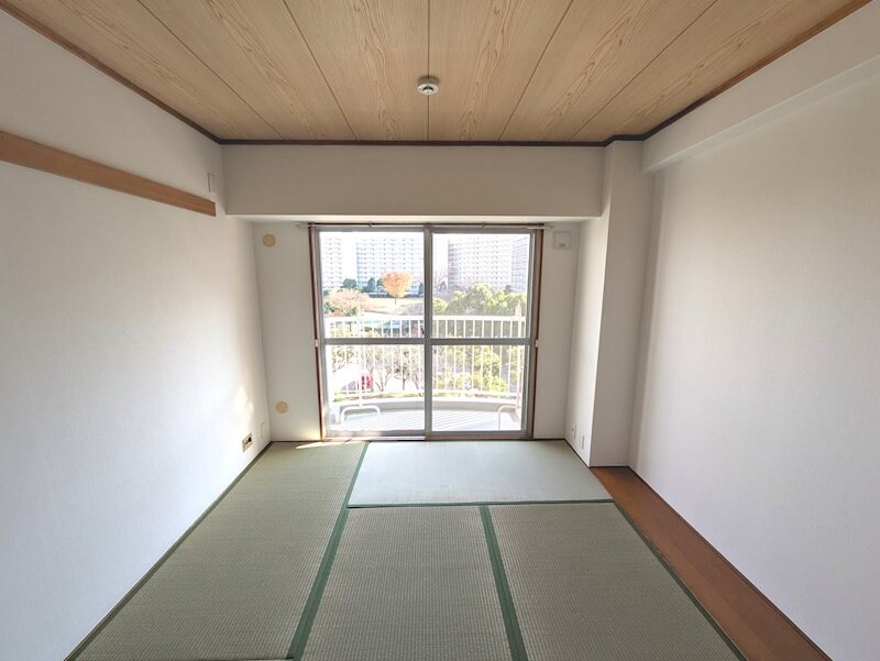 物件内観写真8　(バルコニー側　和室6帖　板の間あり)