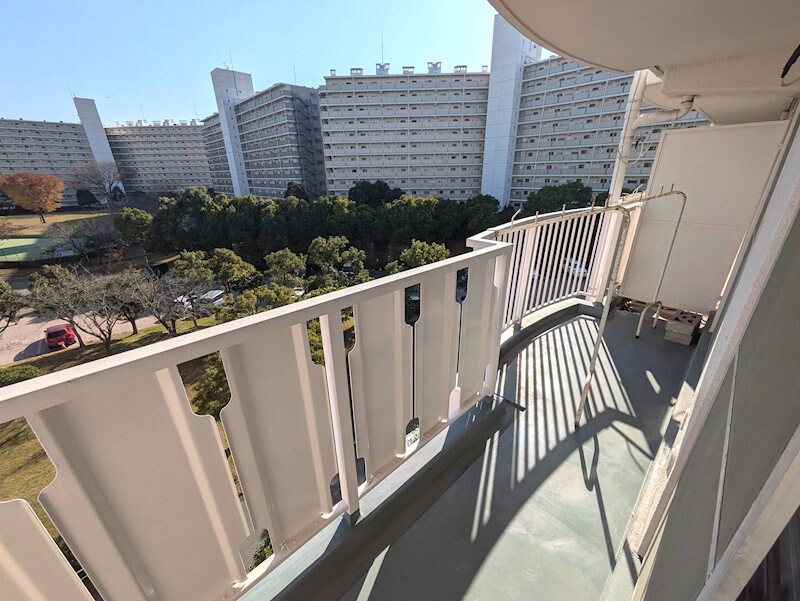 物件内観写真10　(広々バルコニーと陽当たりと見晴らしのいい眺望)