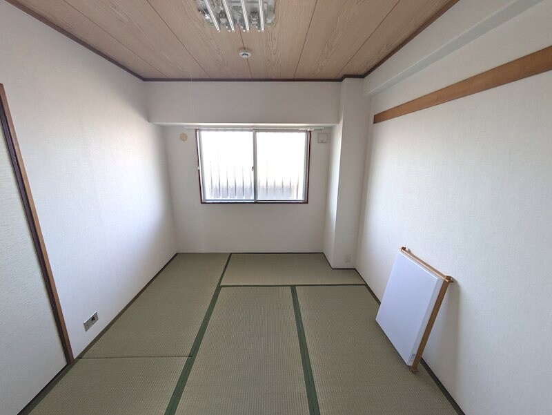 物件内観写真23　(玄関側　和室6帖　※エアコン設置不可)