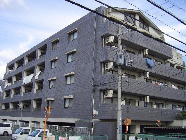 クリスタルコート東正雀の物件外観写真